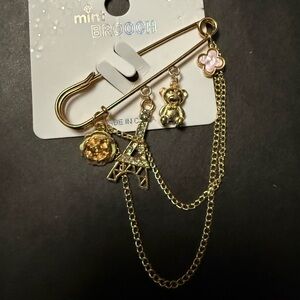 Mint gold-tone charm safety pin brooch with pink enamel clover